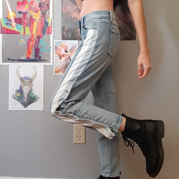 Midrise blue and white snap jeans lightwash jeans - Picture 2 of 6